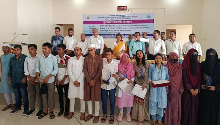 লালমনিরহাটে শিক্ষার্থীদের মাঝে পুরস্কার বিতরণ লালমনিরহাটে শিক্ষার্থীদের মাঝে পুরস্কার বিতরণ