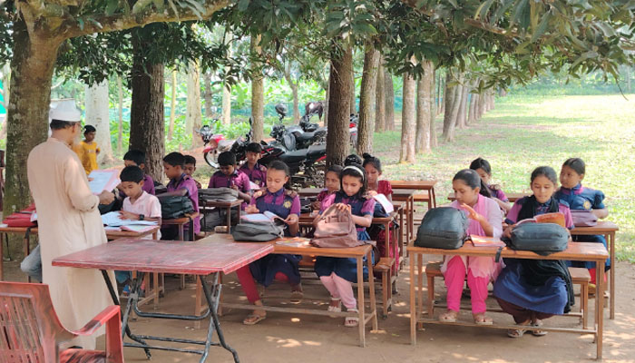 ঝুঁকিপূর্ণ ভবন, গাছতলায় চলছে পাঠদান ঝুঁকিপূর্ণ ভবন, গাছতলায় চলছে পাঠদান