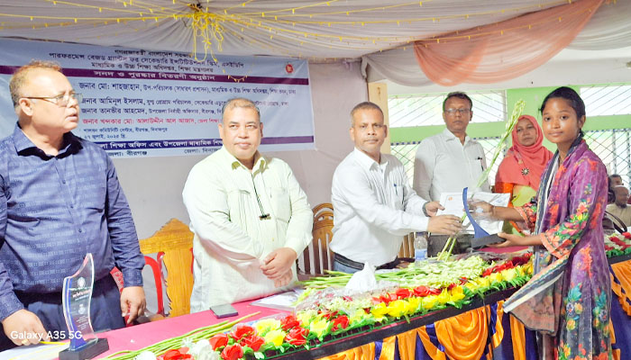 বীরগঞ্জে এসএসসি ও এইচএসসি পরীক্ষায় উত্তীর্ণদের মাঝে পুরস্কার বিতরণ