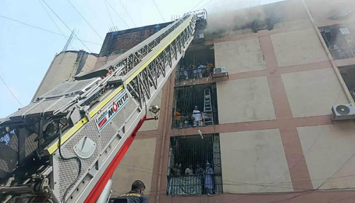 গুলিস্তানে মার্কেটে আগুন, নিয়ন্ত্রণে ১১ ইউনিট