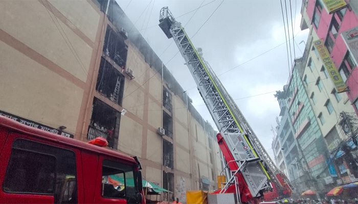 গুলিস্তানে সুন্দরবন স্কয়ার মার্কেটের আগুন নিয়ন্ত্রণে গুলিস্তানে সুন্দরবন স্কয়ার মার্কেটের আগুন নিয়ন্ত্রণে