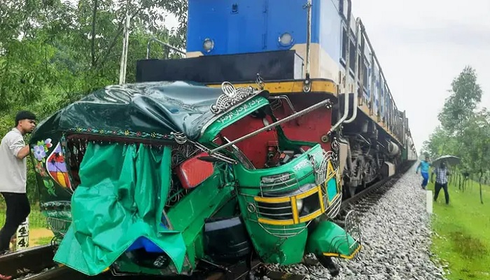 কক্সবাজারে ট্রেনের ধাক্কায় সিএনজির ৪ যাত্রী নিহত কক্সবাজারে ট্রেনের ধাক্কায় সিএনজির ৪ যাত্রী নিহত