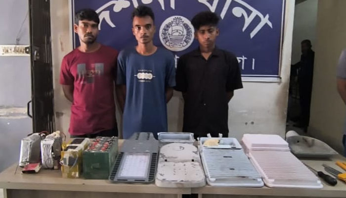 চুয়াডাঙ্গায় চোর চক্রের পাঁচ সদস্য আটক, মালামাল উদ্ধার চুয়াডাঙ্গায় চোর চক্রের পাঁচ সদস্য আটক, মালামাল উদ্ধার