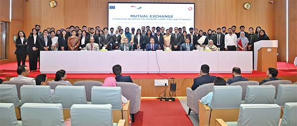 আইন শিক্ষার্থীদের সঙ্গে সুপ্রিম কোর্টের সংলাপ আইন শিক্ষার্থীদের সঙ্গে সুপ্রিম কোর্টের সংলাপ