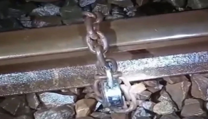 রেললাইনে শিকল জড়িয়ে নাশকতার চেষ্টা, তদন্তে পুলিশ রেললাইনে শিকল জড়িয়ে নাশকতার চেষ্টা, তদন্তে পুলিশ