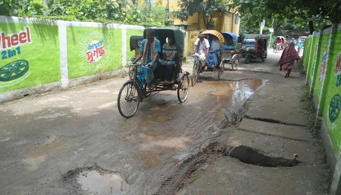 পাবনা পৌর এলাকায় সড়কের বেহাল দশা পাবনা পৌর এলাকায় সড়কের বেহাল দশা