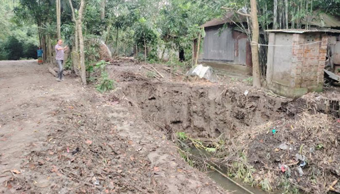 মানিকগঞ্জে বসতভিটা ও কৃষি জমির মাটি কেটে রাস্তা ভরাট মানিকগঞ্জে বসতভিটা ও কৃষি জমির মাটি কেটে রাস্তা ভরাট