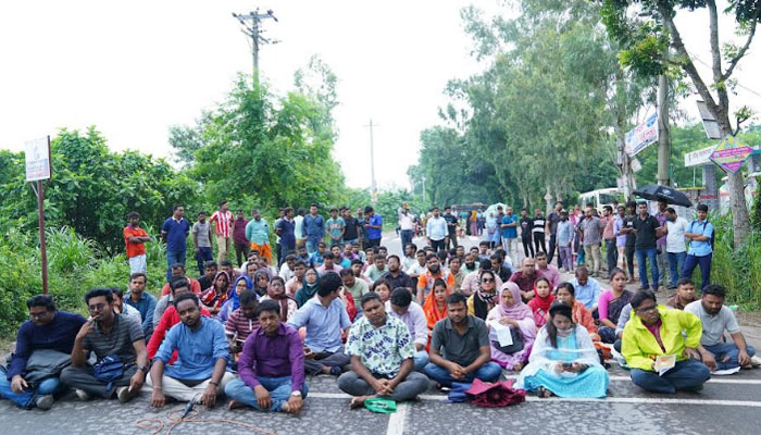 রবির স্থায়ী ক্যাম্পাসের দাবিতে মহাসড়কে পথনাটক