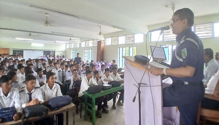 সড়ক দুর্ঘটনা নিয়ন্ত্রণে শিক্ষার্থীদের সচেতনতা অত্যন্ত গুরুত্বপূর্ণ: হাইওয়ে পুলিশ