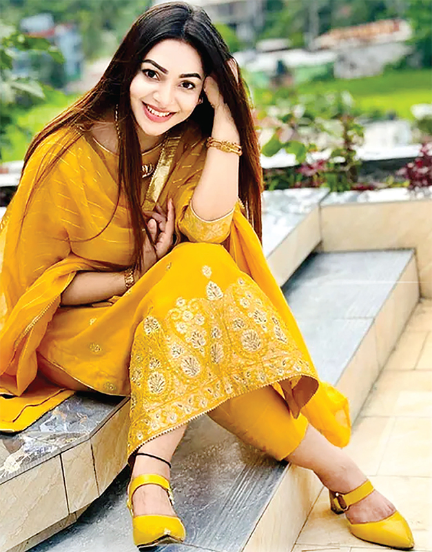 কাঠগোলাপের মাঝে নিজেকে খুঁজে পেলেন প্রভা কাঠগোলাপের মাঝে নিজেকে খুঁজে পেলেন প্রভা