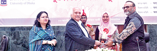 ঢাবিতে রচনা লিখে পুরস্কার পেলেন ছয় শিক্ষার্থী ঢাবিতে রচনা লিখে পুরস্কার পেলেন ছয় শিক্ষার্থী