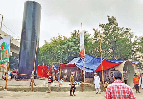 শাহবাগ মোড়ে নির্মাণ করা হচ্ছে স্মৃতিস্তম্ভ