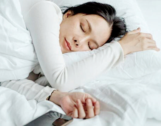 ঘুমের সময় স্মার্টফোন ঘুমের সময় স্মার্টফোন