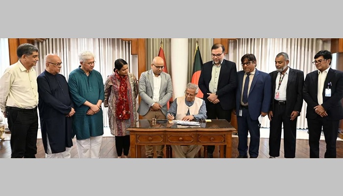 গণঅভ্যুত্থান দিবসে স্মারক ডাকটিকিট অবমুক্ত করলেন প্রধান উপদেষ্টা গণঅভ্যুত্থান দিবসে স্মারক ডাকটিকিট অবমুক্ত করলেন প্রধান উপদেষ্টা