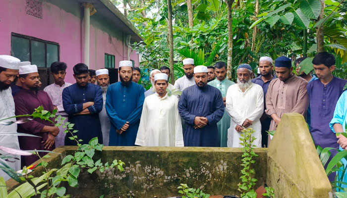 নোয়াখালীতে জুলাই শহীদদের কবর জিয়ারত ও আলোচনা সভা নোয়াখালীতে জুলাই শহীদদের কবর জিয়ারত ও আলোচনা সভা