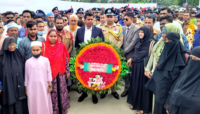 নারায়ণগঞ্জে জুলাই শহীদ স্মৃতিস্তম্ভে সর্বস্তরের মানুষের শ্রদ্ধা নারায়ণগঞ্জে জুলাই শহীদ স্মৃতিস্তম্ভে সর্বস্তরের মানুষের শ্রদ্ধা