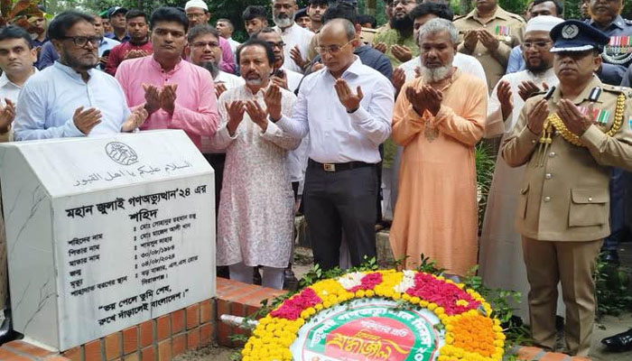 সিরাজগঞ্জে ১৩ শহীদের কবরে জেলা প্রশাসনের শ্রদ্ধা