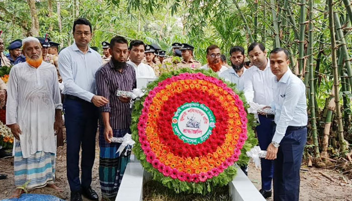 চাঁদপুরে জুলাই আন্দোলনে ৩১ শহীদের কবরে শ্রদ্ধা নিবেদন চাঁদপুরে জুলাই আন্দোলনে ৩১ শহীদের কবরে শ্রদ্ধা নিবেদন