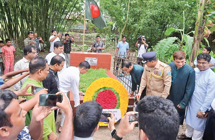 জুলাই গণঅভ্যুত্থানে শহিদ রুবেলের সমাধিতে পুষ্পমালা অর্পণ করা হয়েছে জুলাই গণঅভ্যুত্থানে শহিদ রুবেলের সমাধিতে পুষ্পমালা অর্পণ করা হয়েছে