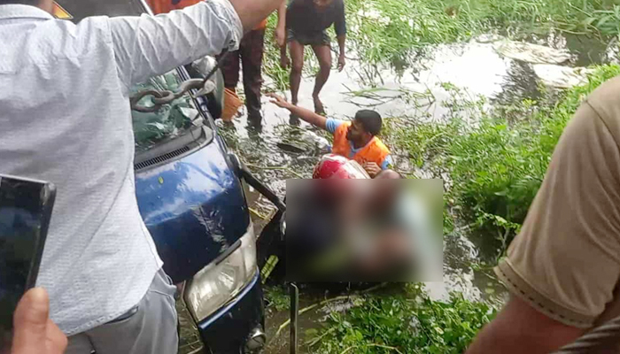 নোয়াখালীতে নিয়ন্ত্রণ হারিয়ে মাইক্রোবাস খালে, নিহত ৭ নোয়াখালীতে নিয়ন্ত্রণ হারিয়ে মাইক্রোবাস খালে, নিহত ৭