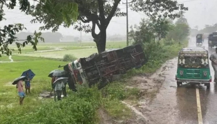 পটিয়ায় যাত্রীবাহী বাস উল্টে খাদে, আহত ১০ পটিয়ায় যাত্রীবাহী বাস উল্টে খাদে, আহত ১০