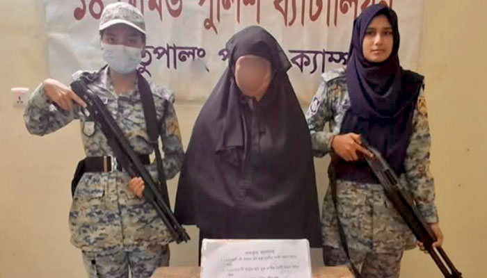 রোহিঙ্গা ক্যাম্পে অস্ত্র-বোমাসহ নারী আটক রোহিঙ্গা ক্যাম্পে অস্ত্র-বোমাসহ নারী আটক