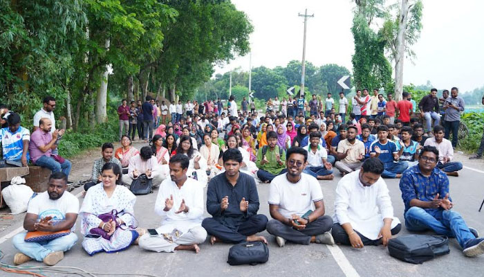 রবির স্থায়ী ক্যাম্পাস নির্মাণের দাবিতে মহাসড়কে অবস্থান রবির স্থায়ী ক্যাম্পাস নির্মাণের দাবিতে মহাসড়কে অবস্থান