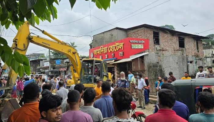 শাহরাস্তিতে খালের ওপর অবৈধ স্থাপনা উচ্ছেদ শাহরাস্তিতে খালের ওপর অবৈধ স্থাপনা উচ্ছেদ
