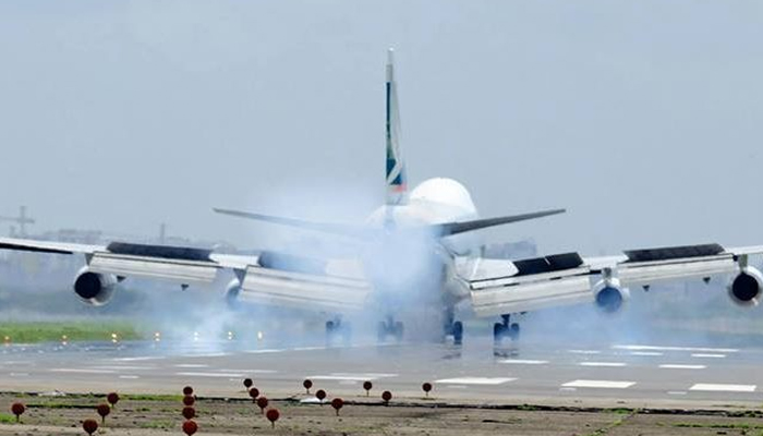 কারিগরি ত্রুটি: উড্ডয়নের ঘণ্টাখানেক পর ঢাকায় ফিরে এলো বিমান কারিগরি ত্রুটি: উড্ডয়নের ঘণ্টাখানেক পর ঢাকায় ফিরে এলো বিমান