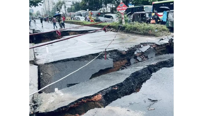 চট্টগ্রামে চলাচলের সেতু ভেঙে দ্বিখণ্ডিত চট্টগ্রামে চলাচলের সেতু ভেঙে দ্বিখণ্ডিত