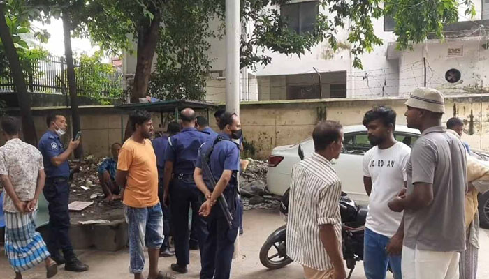 নারায়ণগঞ্জে ফুটপাতের দখল নিয়ে হকারের ঘুষিতে হকার নিহত নারায়ণগঞ্জে ফুটপাতের দখল নিয়ে হকারের ঘুষিতে হকার নিহত