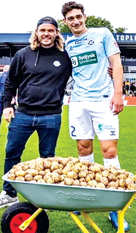 ম্যাচসেরার পুরস্কার এক ঠেলাগাড়ি আলু! ম্যাচসেরার পুরস্কার এক ঠেলাগাড়ি আলু!