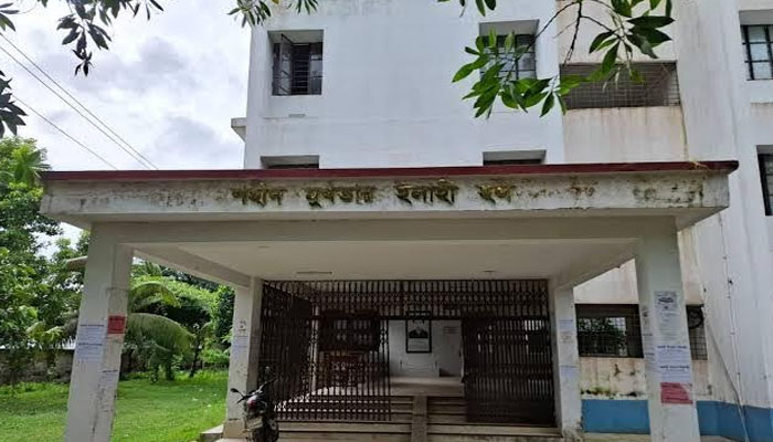 সমালোচনার মুখে বেরোবি হল প্রভোস্টের পদত্যাগ