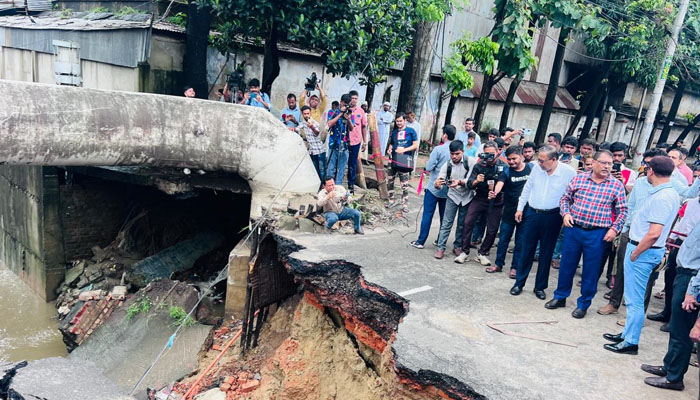 অক্সিজেনের ভাঙা সেতু পুনর্নির্মাণ করবে চসিক: মেয়র ডা. শাহাদাত অক্সিজেনের ভাঙা সেতু পুনর্নির্মাণ করবে চসিক: মেয়র ডা. শাহাদাত