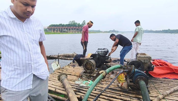 গোয়ালন্দে অবৈধ বালু-মাটি উত্তোলনে অভিযান, ৫ ড্রেজার বিকল গোয়ালন্দে অবৈধ বালু-মাটি উত্তোলনে অভিযান, ৫ ড্রেজার বিকল