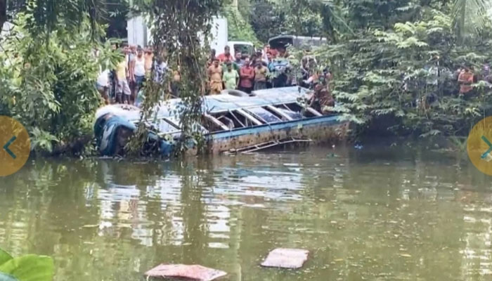 শেরপুরে নিয়ন্ত্রণ হারিয়ে পুকুরে বাস, নিহত শিশু, আহত ২০