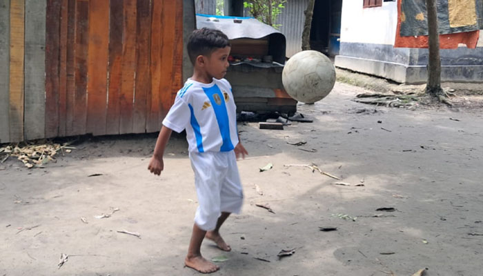 মেসি হওয়ার স্বপ্ন ক্ষুদে ফুটবলার সোহানের মেসি হওয়ার স্বপ্ন ক্ষুদে ফুটবলার সোহানের