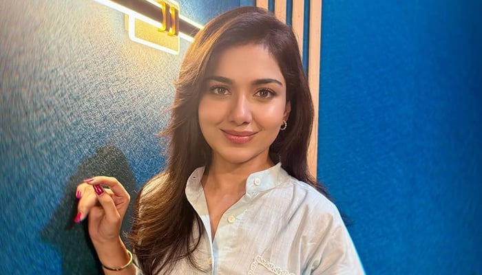 ‘সেলিব্রেটিরাও মানুষ’, নেতিবাচক মন্তব্যের জবাবে পাকিস্তানী অভিনেত্রী ‘সেলিব্রেটিরাও মানুষ’, নেতিবাচক মন্তব্যের জবাবে পাকিস্তানী অভিনেত্রী