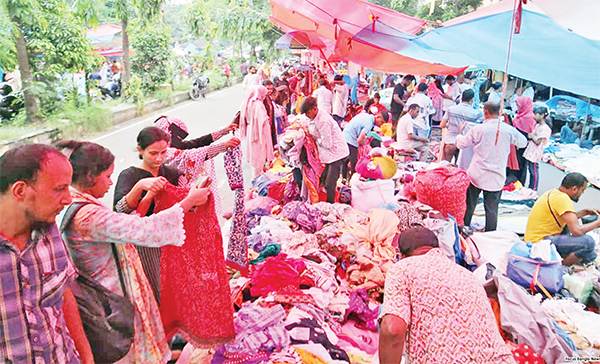 হলিডে মার্কেট ছিল ক্রেতাদের পদচারণায় মুখর
