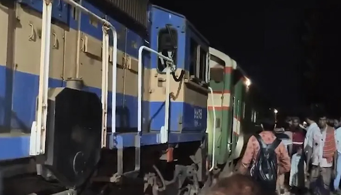 গাজীপুরে ইঞ্জিনসহ ট্রেন লাইনচ্যুত গাজীপুরে ইঞ্জিনসহ ট্রেন লাইনচ্যুত