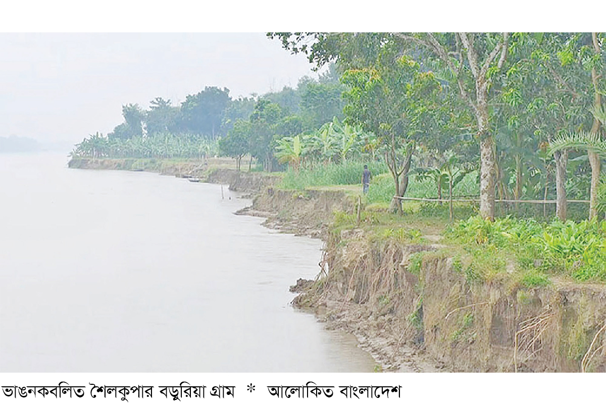 গড়াই নদীর ভাঙনে বিলীনের পথে শৈলকুপার একটি গ্রাম গড়াই নদীর ভাঙনে বিলীনের পথে শৈলকুপার একটি গ্রাম