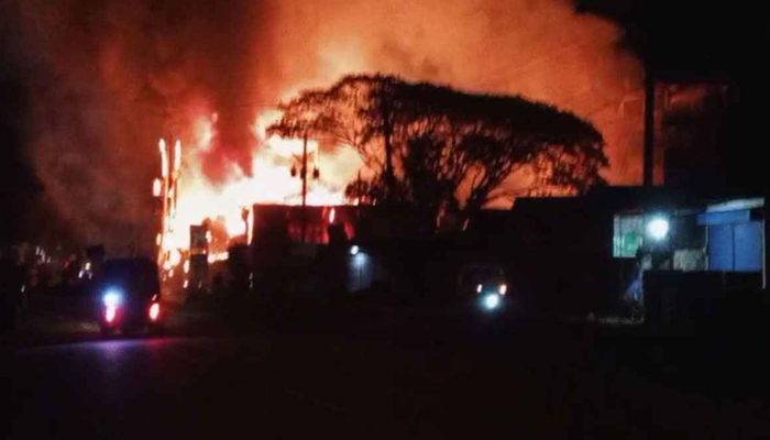 নোয়াখালীর সেবারহাট বাজারে ভয়াবহ আগুন নোয়াখালীর সেবারহাট বাজারে ভয়াবহ আগুন