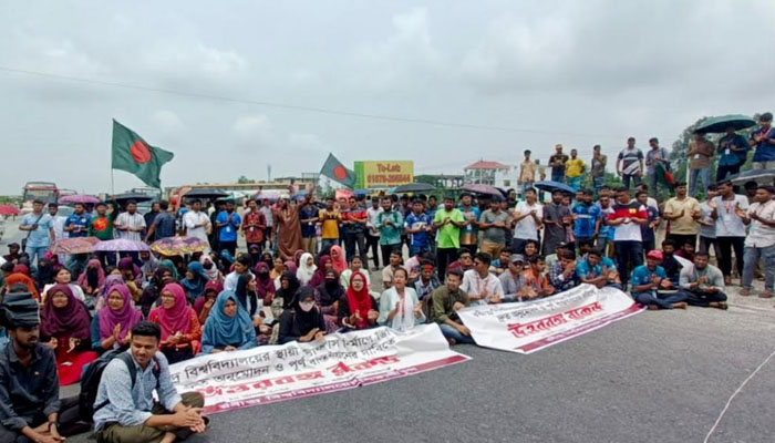 রবির স্থায়ী ক্যাম্পাসের দাবিতে ফের মহাসড়ক অবরোধ রবির স্থায়ী ক্যাম্পাসের দাবিতে ফের মহাসড়ক অবরোধ