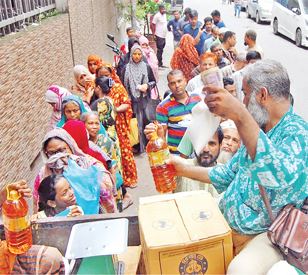 টিসিবির ট্রাকসেলে ভিড় করছে মানুষ