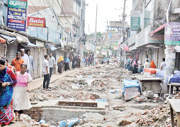 সড়কে ড্রেন ও স্যুয়ারেজ লাইনের নির্মাণকাজে ধীর গতির কারণে জনদুর্ভোগ বেড়েছে
