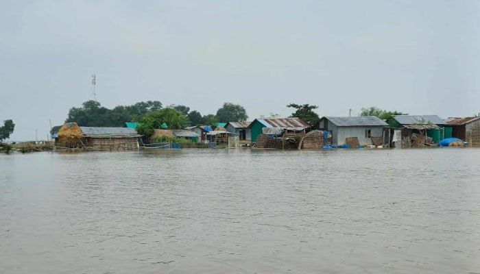 পদ্মায় পানিবন্দি নিম্নাঞ্চলের হাজার হাজার পরিবার পদ্মায় পানিবন্দি নিম্নাঞ্চলের হাজার হাজার পরিবার