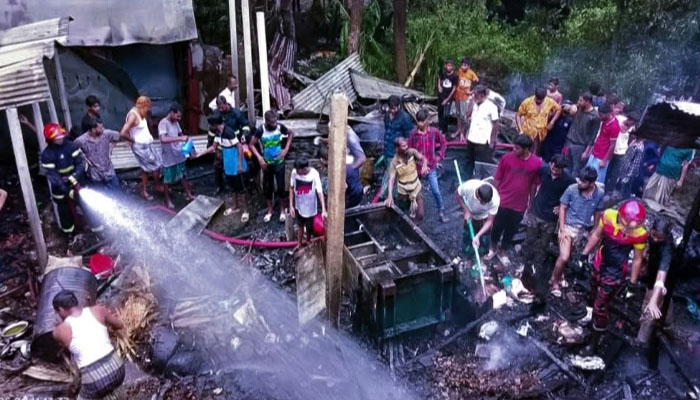 পটিয়ায় ভয়াবহ অগ্নিকাণ্ড, তিন বসতঘর পুড়ে ছাই পটিয়ায় ভয়াবহ অগ্নিকাণ্ড, তিন বসতঘর পুড়ে ছাই