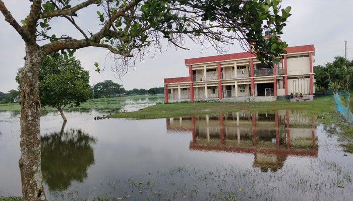 জলে ভাসছে বিদ্যালয় প্রাঙ্গণ, ঝুঁকিতে শিক্ষার্থীরা