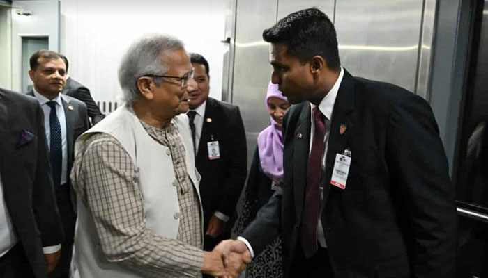 রাষ্ট্রীয় সফরে মালয়েশিয়ায় পৌঁছেছেন প্রধান উপদেষ্টা রাষ্ট্রীয় সফরে মালয়েশিয়ায় পৌঁছেছেন প্রধান উপদেষ্টা