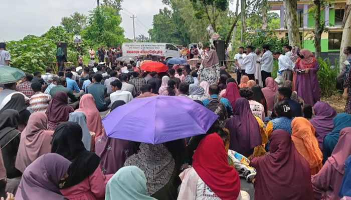 স্থায়ী ক্যাম্পাস না থাকায় মহাসড়কেই রবির নবীনবরণ